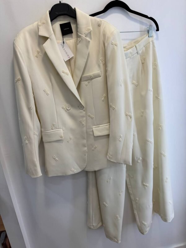 Traje beige libélula